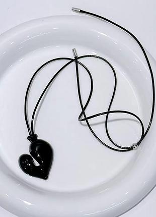 Украшение длинный шнурок с черным сердцем