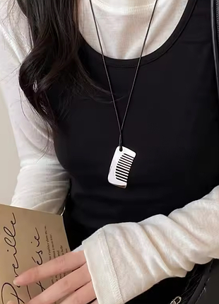 Трендовое украшение расческа на длинном шнурке