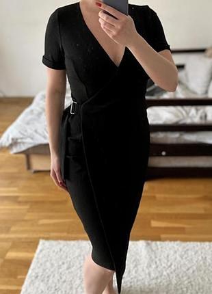 Сукня чорна на запах
