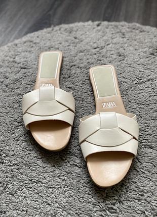 Шльопанці zara