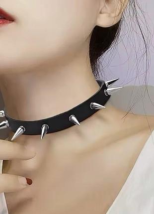 Чокер на шею из экокожи "шипы большие" (браслет, 2 в 1) с металлической пряжкой - это стильная и эффектная п