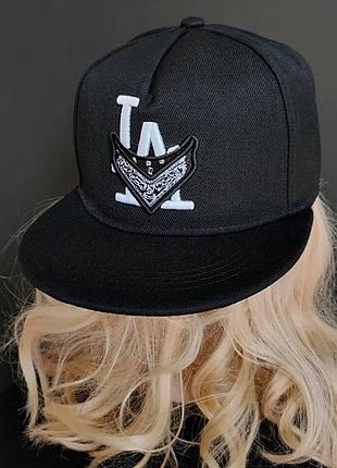 Кепка снепбек логотип la (los angeles, ла, лос-анджелес) с прямым козырьком черный - идеальный аксессу