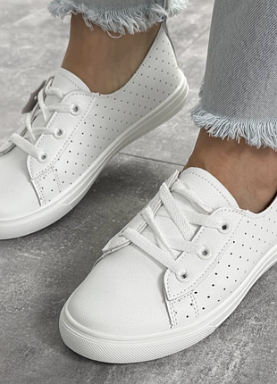 Жіночі кросівки шкіра