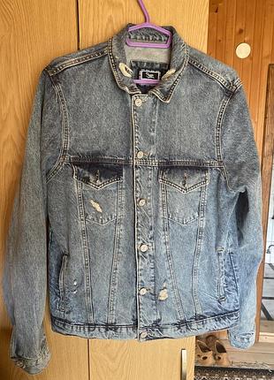 Продам куртку джинсову, а взагалі файна куртка, одна маленька пляма біля карману