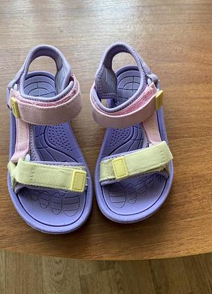 Босоніжки на дівчинку