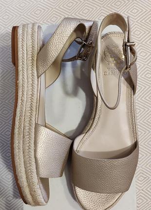 Шкіряні золоті босоніжки vince camuto