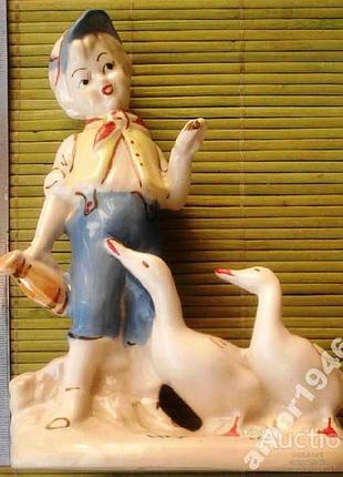 Статуэтка "мальчик с гусем"  (фарфор, роспись),  германия, вторая половина хх века состояние по фото