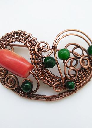 Медная брошь с кораллом