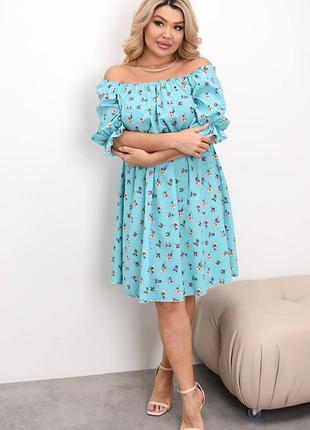 Стильна сукня у квітковий принт вільного крою з відкритими плечима