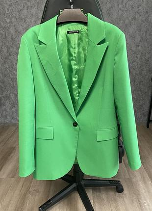 Зеленый костюм