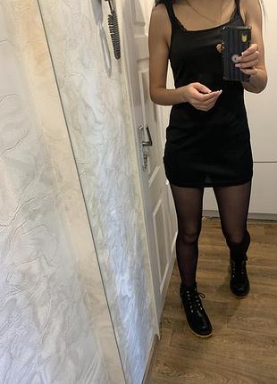 Чорна сукня на бретельках