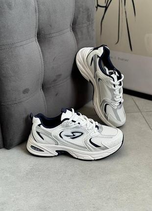 Кросівки жіночі