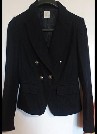 Женский пиджак из плотной шерстяной ткани
