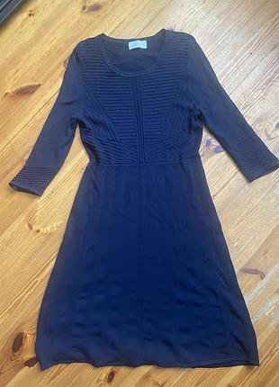Плаття трикотажне, темно-синього кольору. гарно сідає по фігурі. низ трохи роклешений. гарна якість.