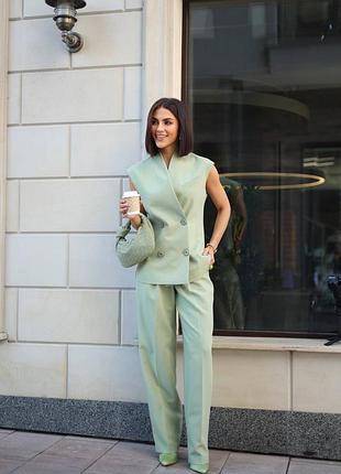 Брючный костюм с жилетом на пуговицах