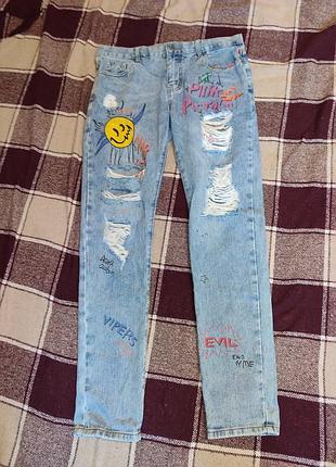 Стильні дизайнерські джинси з оригінальними принтами та потертостями!