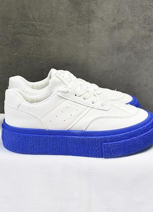 Нові білі кросівки з яскравою синою підошвою shein