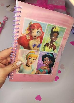Блокнот с обложкой, что меняет рисунок принцессы десней