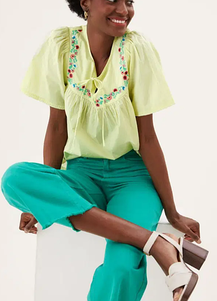 Яркая вышитая блуза