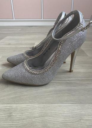 Туфлі в блискітках 39 розмір на шпильці