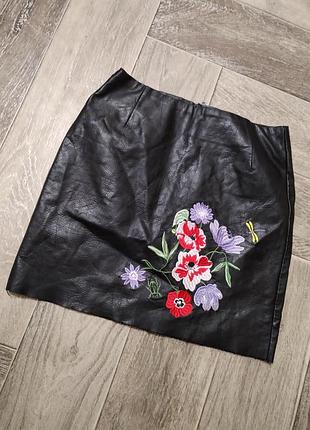 Юбка эко кожа с вышивкой