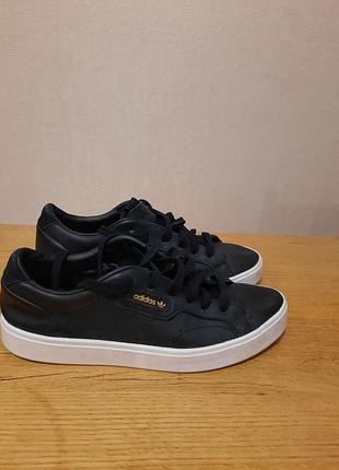 Женские кроссовки