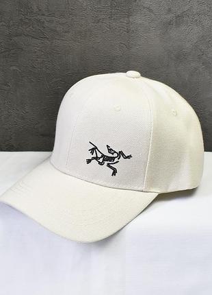 Нова бежева кепка з вишитим лого arcteryx