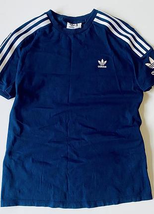 Темно-синя футболка adidas, розмір s-m – зручна та стильна