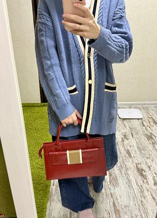 Червона жіноча сумочка