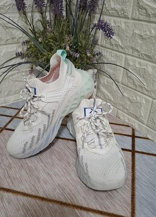 Жіночі кросівки текстильні