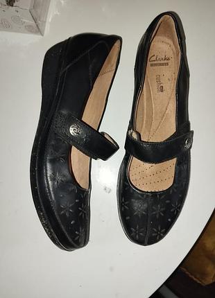 Туфли кожаные на липучках кларкс