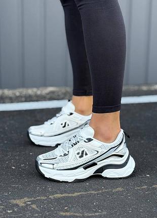 Стильные женские кроссовки