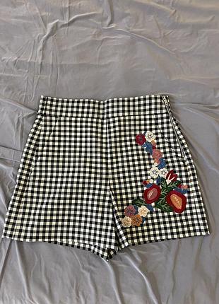 Zara стильні шорти у клітинку з аплікацією