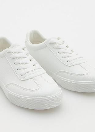 Классические белые кеды. reserved.