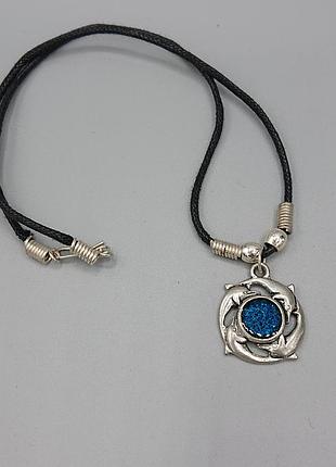 Подвеска дельфины на шнурке с маркировкой cosmi