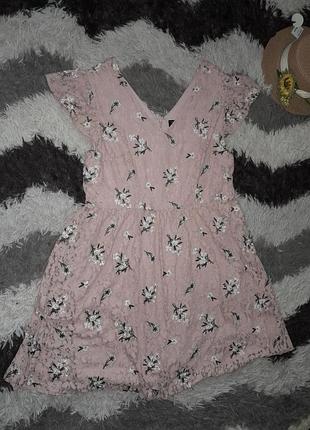 Кружевное платье с вышивкой