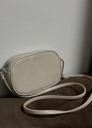 Сумка жіноча маленька  на одне плече (клатч) h&m в молочному кольорі, шкірзам