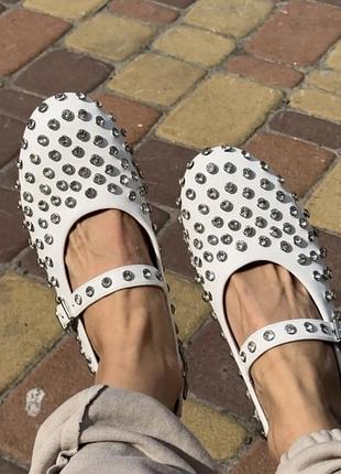 Туфли в стразах в трендовом стиле