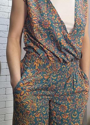 Красивый, яркий, стильный, на лето комбенизон, брюками, с карманами