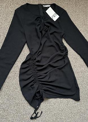 Базовое платье с длинными рукавами и сборкой с одной стороны