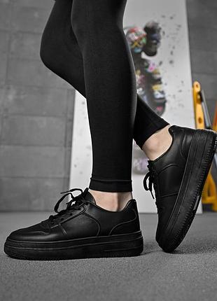 Женские кроссовки из кожи черные