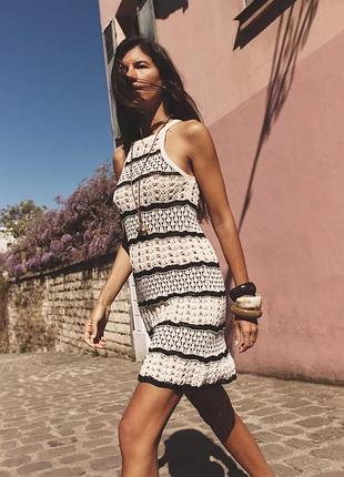 Короткое трикотажное текстурированное платье с воротником хальтер