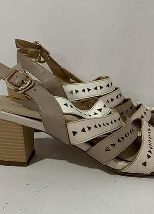 Женские кожаные брендовые босоножки в красивом состоянии 39р. 25 см лот 241. разграждай!!