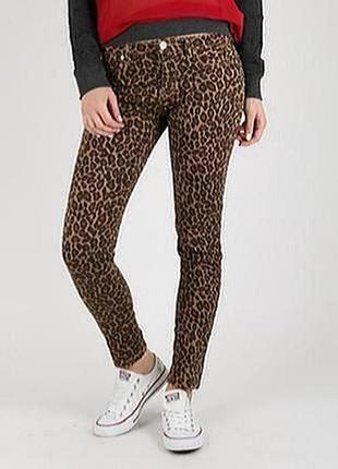 Актуальні стрейч джинси лео принт