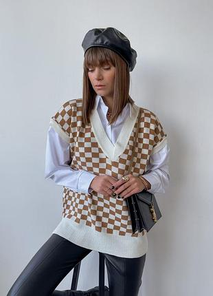 Жилет вязаный в клетку молочно-бежевый