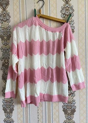 Стильний легкий в'язаний світер з відкритим плечем, ніжно рожевий з молочним светр батал