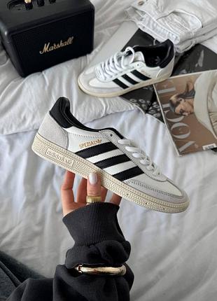 Кросівки жіночі