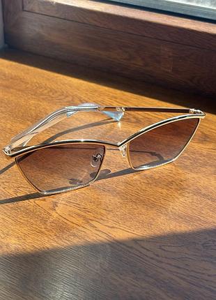 Стильні жіночі окуляри