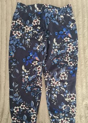 Женские брюки n&amp;m
размер l
замеры на фото, сделанные в спокойном состоянии, пояс затягивается.