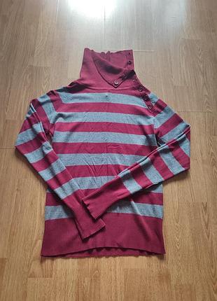 Светрик з гудзиками на горловині